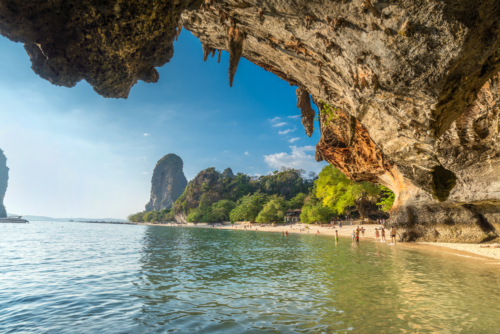 แนะนำที่เที่ยวและกิจกรรมที่น่าสนใจ หาดถ้ำพระนาง (จังหวัดกระบี่) 2567