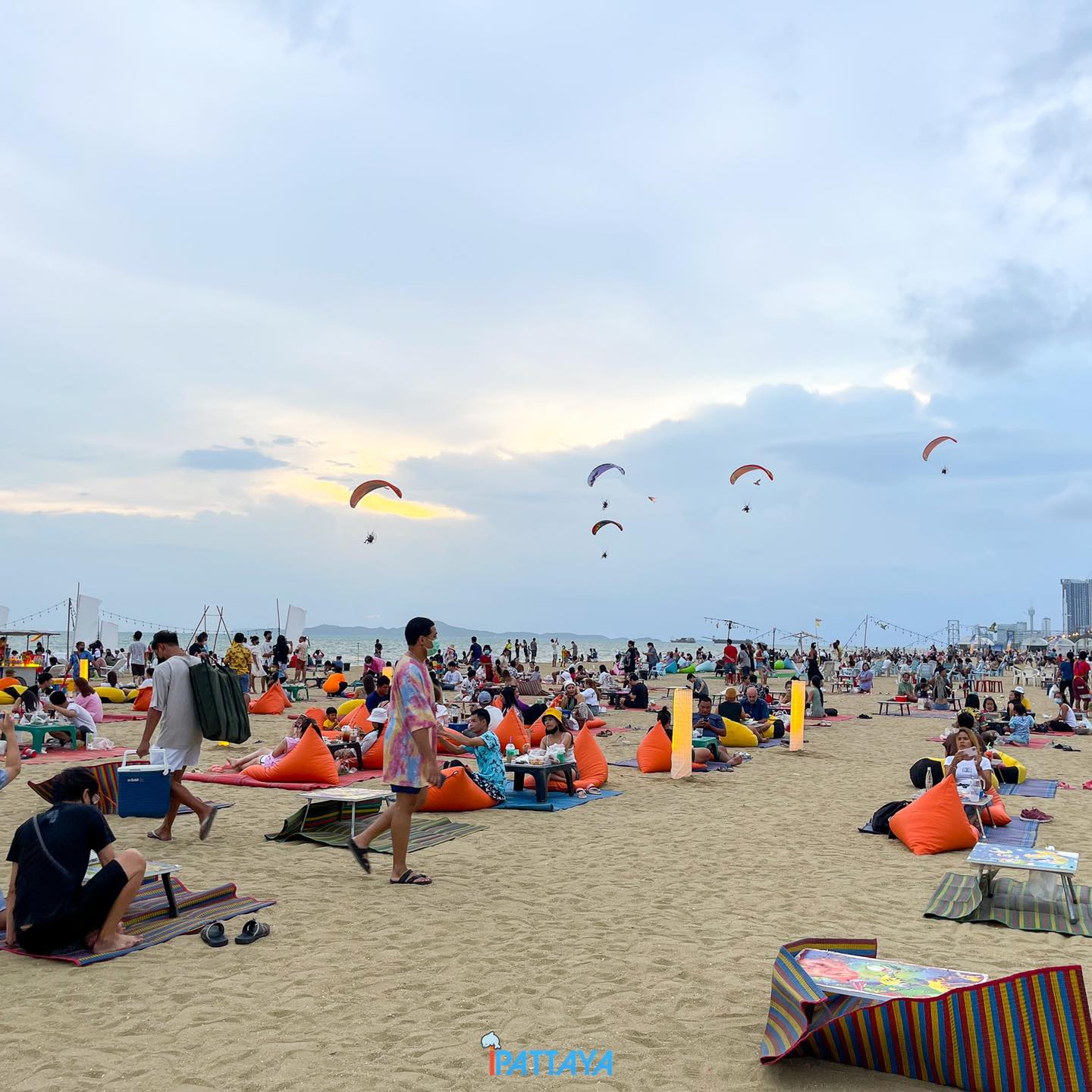 รีวิวสถานที่เที่ย หาดจอมเทียน (จังหวัดพัทยา) 2567 พิกัดเที่ยวสวยๆ ได้ฟีลดี!!