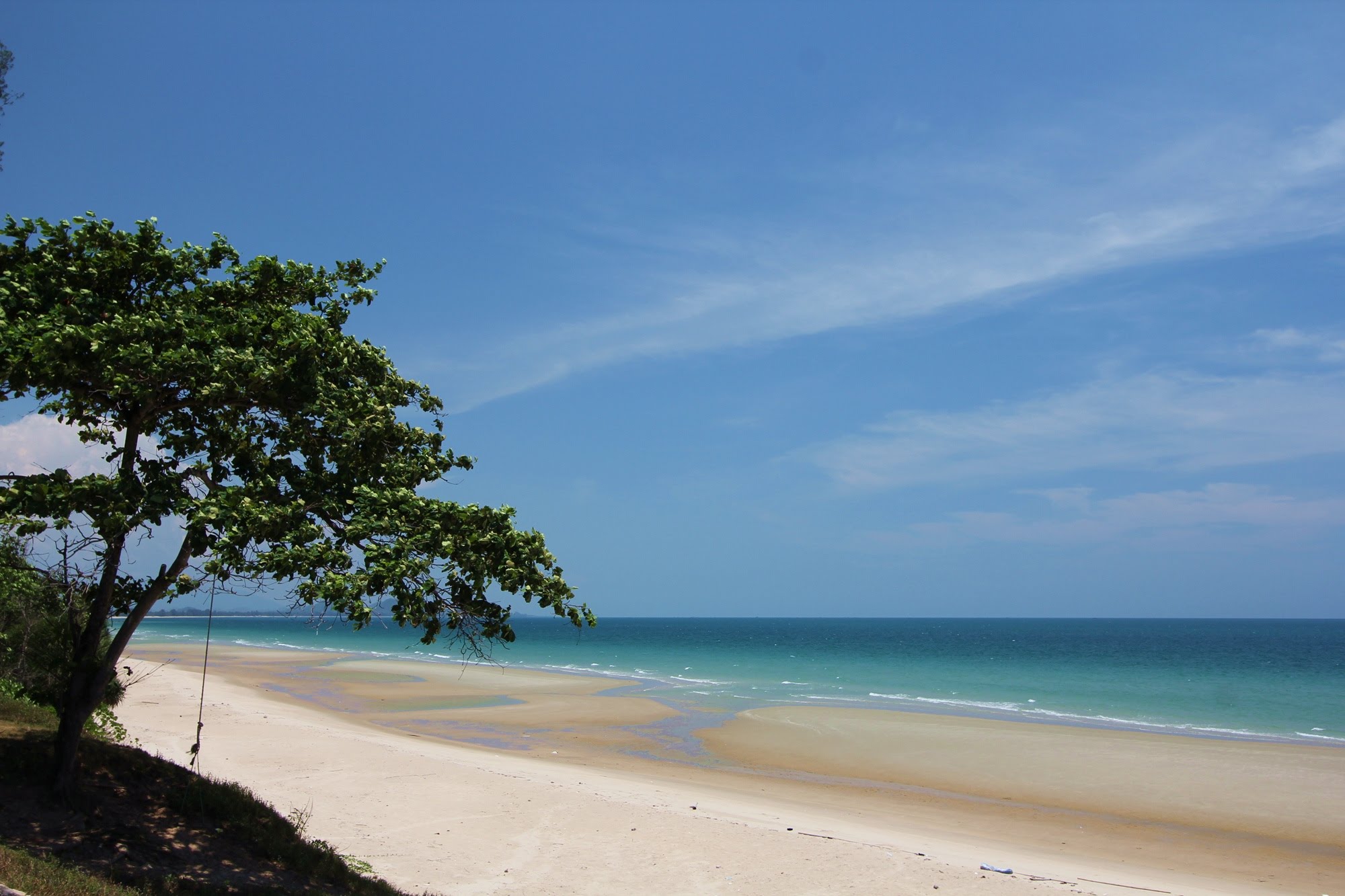 มุมถ่ายรูปที่ไม่ลับในเ หาดแม่รำพึง (จังหวัดระยอง) 2567 สุดโรแมนติกที่คุณไม่ควรพลาด