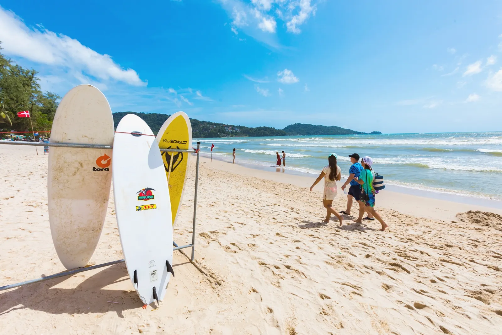 แพลนเที่ยว หาดป่าตอง (จังหวัดพังงา) 2567 เที่ยวชิล ชมวิวสวย โอบกอดทะเลภูเขา